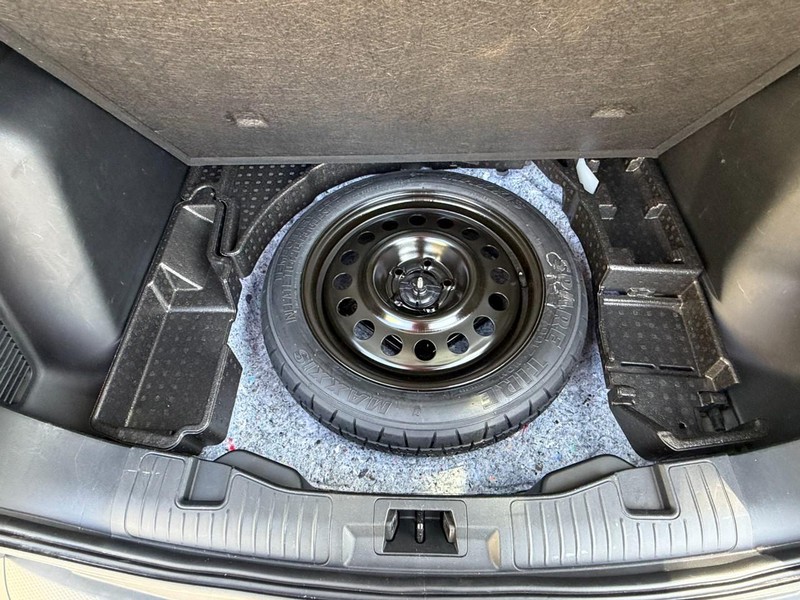 Ford Escape Vehicle Full-screen Gallery Image 13