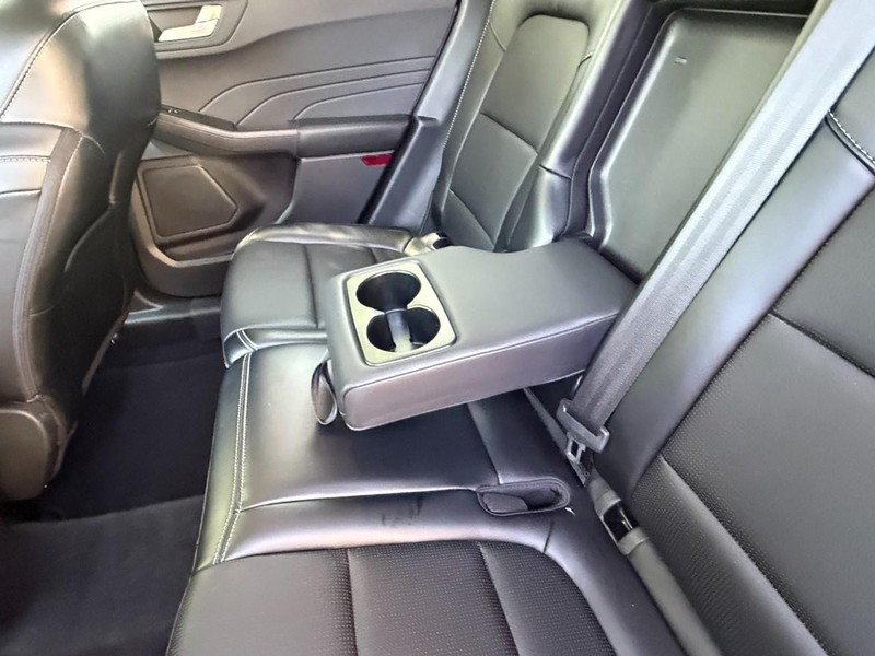 Ford Escape Vehicle Full-screen Gallery Image 16