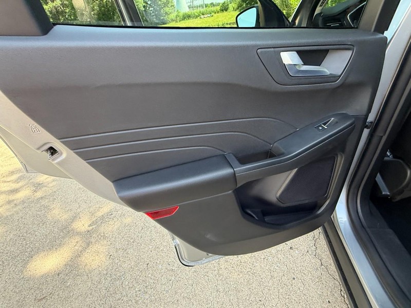Ford Escape Vehicle Full-screen Gallery Image 19