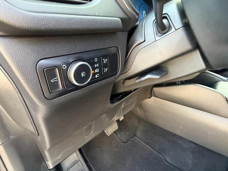 Ford Escape Vehicle Full-screen Gallery Image 21