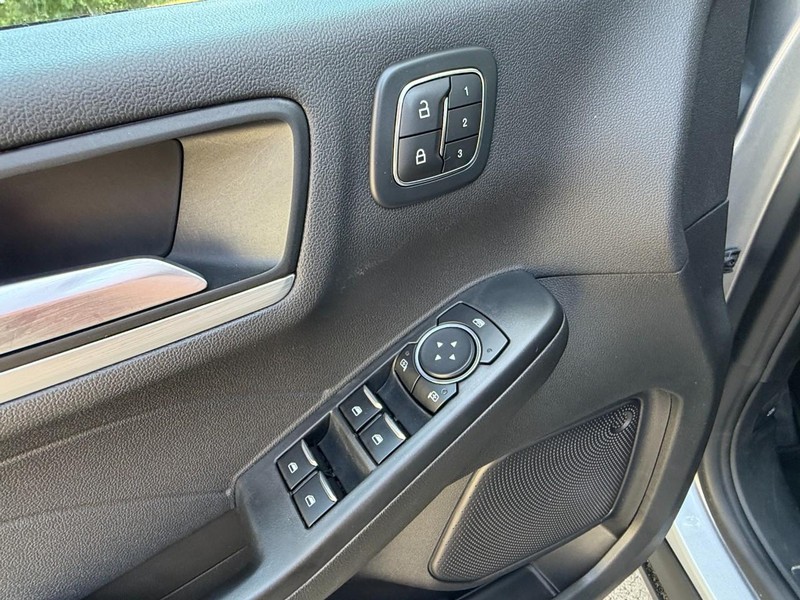 Ford Escape Vehicle Full-screen Gallery Image 23