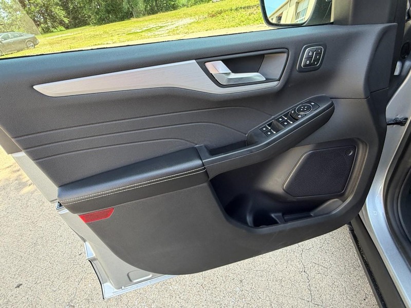 Ford Escape Vehicle Full-screen Gallery Image 24