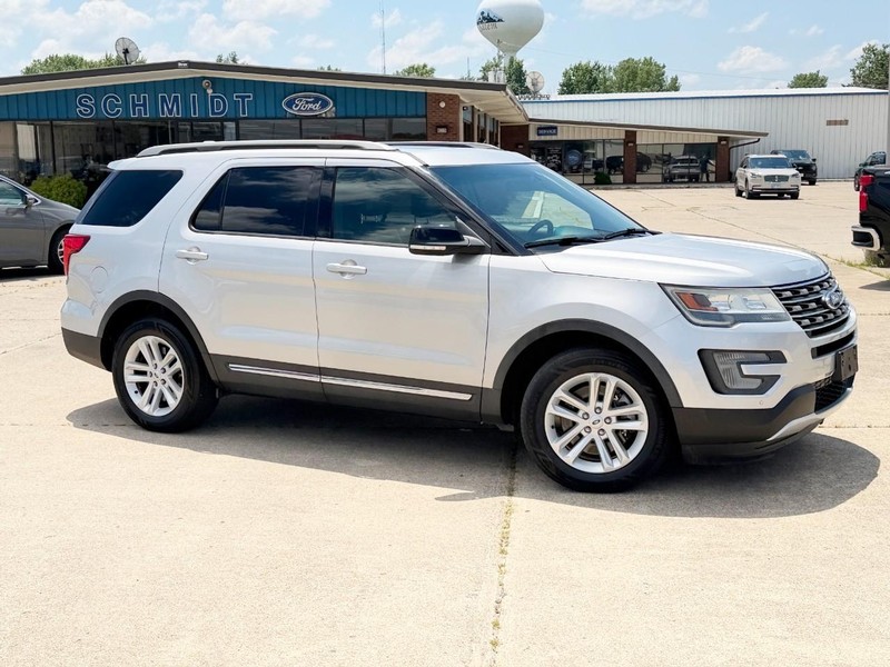 Ford Explorer Vehicle Full-screen Gallery Image 03