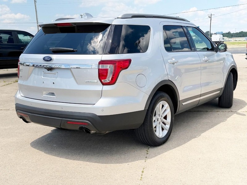 Ford Explorer Vehicle Full-screen Gallery Image 04