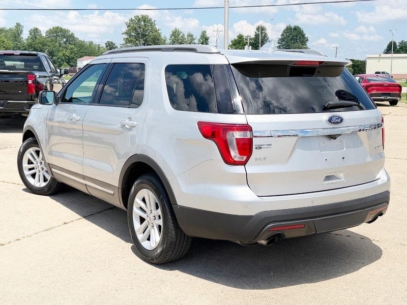 Ford Explorer Vehicle Full-screen Gallery Image 05