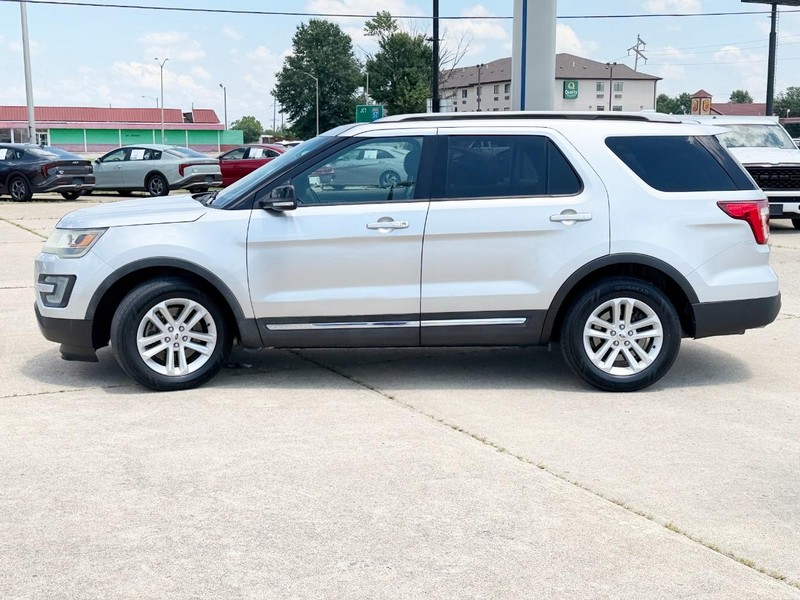 Ford Explorer Vehicle Full-screen Gallery Image 06