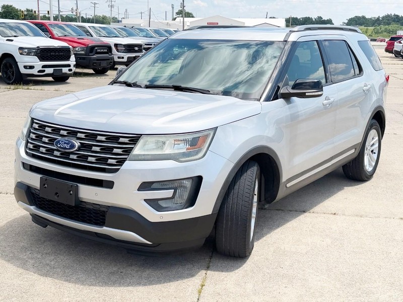 Ford Explorer Vehicle Full-screen Gallery Image 07