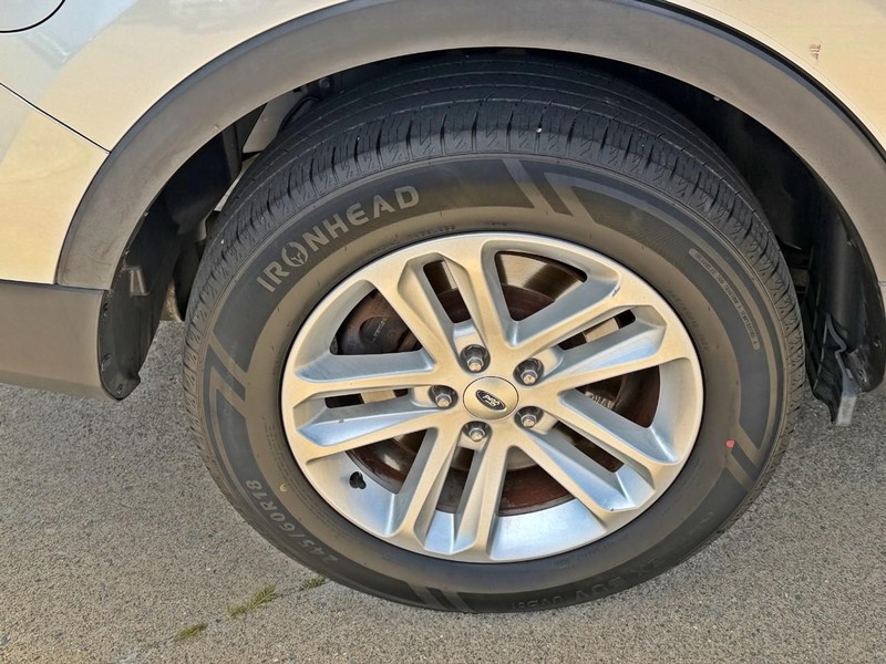 Ford Explorer Vehicle Full-screen Gallery Image 10