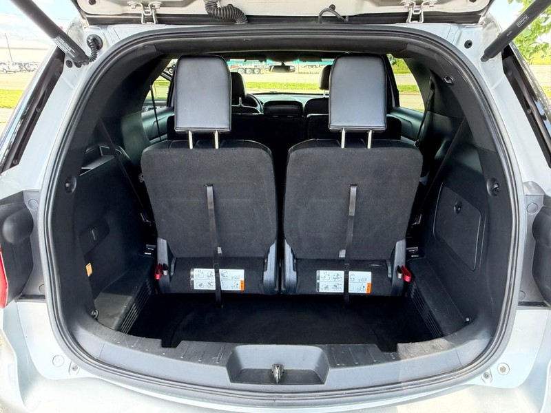 Ford Explorer Vehicle Full-screen Gallery Image 12