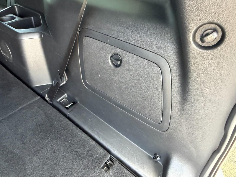 Ford Explorer Vehicle Full-screen Gallery Image 15