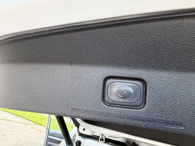 Ford Explorer Vehicle Full-screen Gallery Image 16