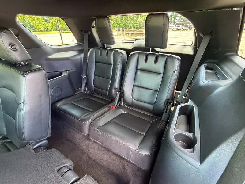 Ford Explorer Vehicle Full-screen Gallery Image 18