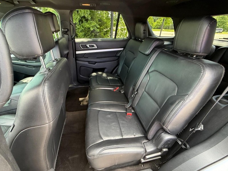 Ford Explorer Vehicle Full-screen Gallery Image 19