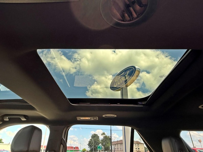 Ford Explorer Vehicle Full-screen Gallery Image 21