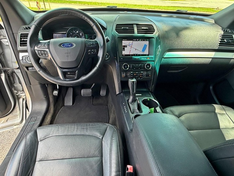 Ford Explorer Vehicle Full-screen Gallery Image 22