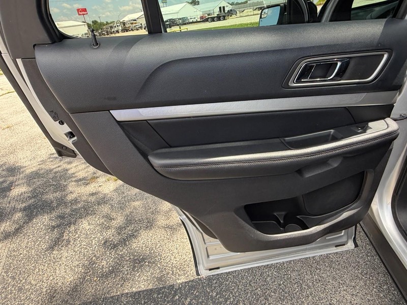 Ford Explorer Vehicle Full-screen Gallery Image 23