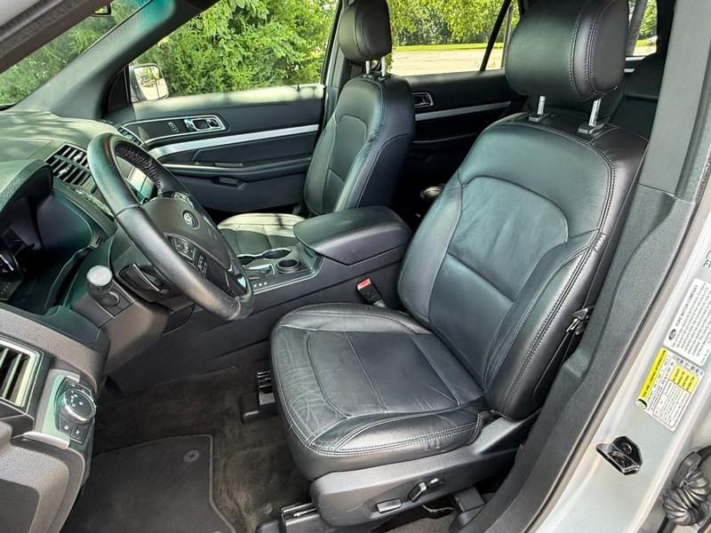 Ford Explorer Vehicle Full-screen Gallery Image 24