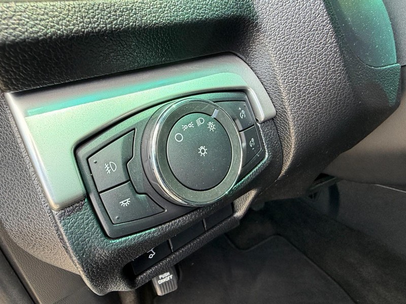 Ford Explorer Vehicle Full-screen Gallery Image 26