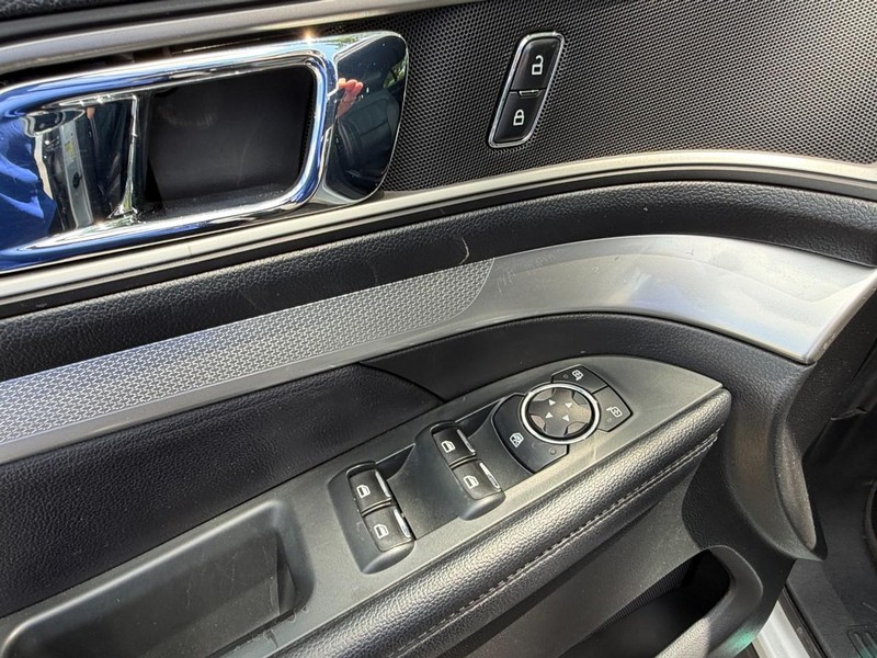 Ford Explorer Vehicle Full-screen Gallery Image 28