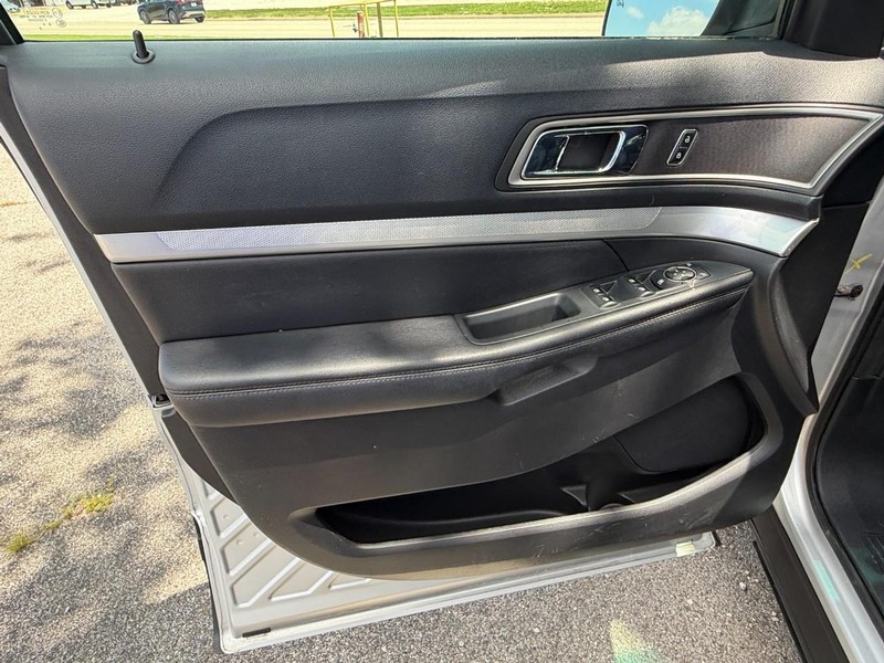 Ford Explorer Vehicle Full-screen Gallery Image 29