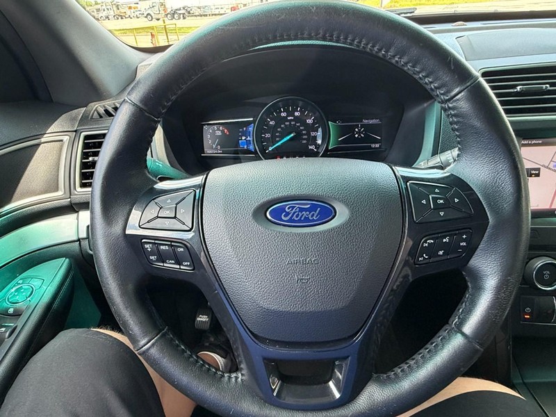 Ford Explorer Vehicle Full-screen Gallery Image 30