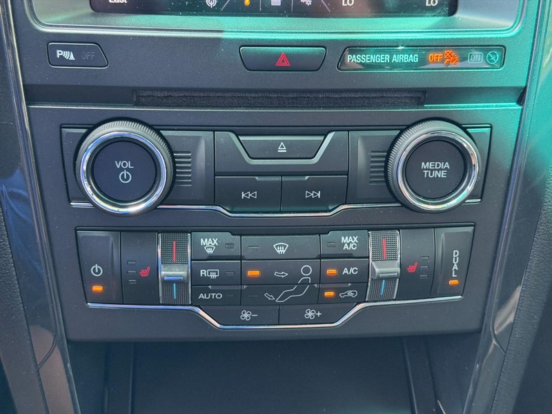 Ford Explorer Vehicle Full-screen Gallery Image 45
