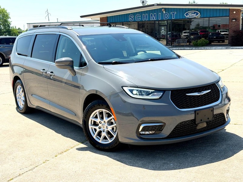 Chrysler Pacifica Vehicle Full-screen Gallery Image 02