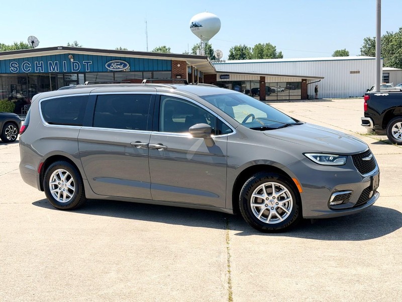Chrysler Pacifica Vehicle Full-screen Gallery Image 03