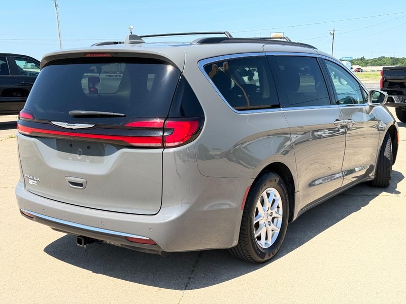 Chrysler Pacifica Vehicle Full-screen Gallery Image 04