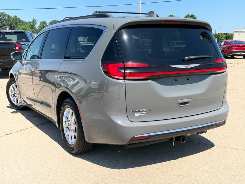 Chrysler Pacifica Vehicle Full-screen Gallery Image 05