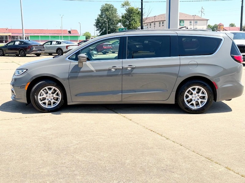 Chrysler Pacifica Vehicle Full-screen Gallery Image 06