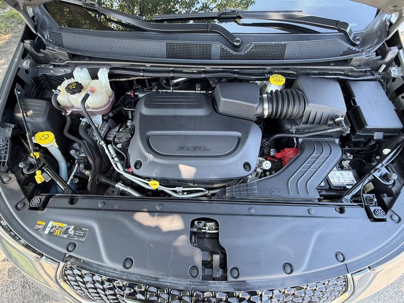 Chrysler Pacifica Vehicle Full-screen Gallery Image 11