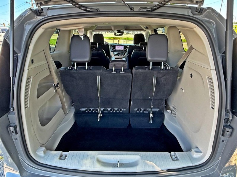 Chrysler Pacifica Vehicle Full-screen Gallery Image 12