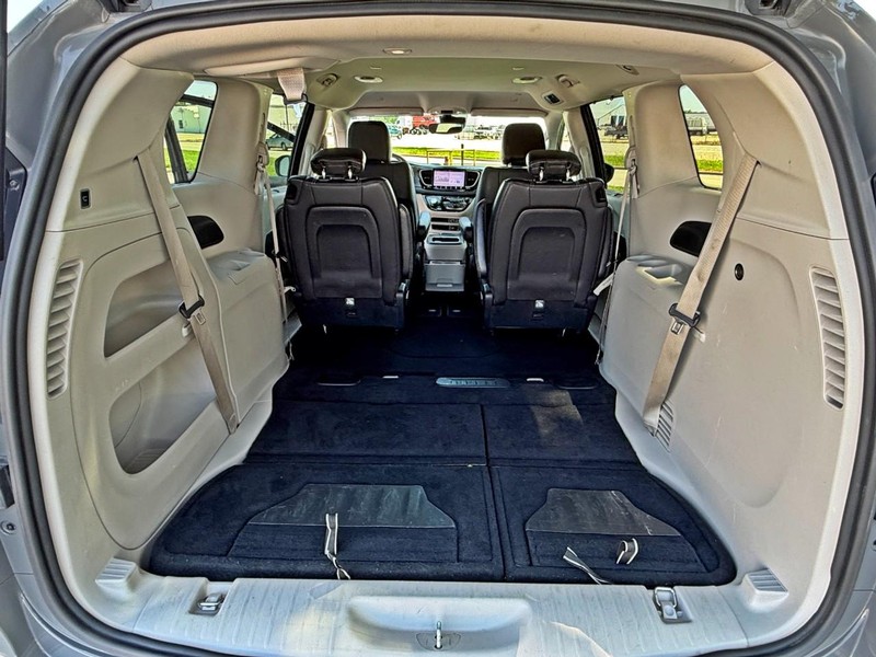 Chrysler Pacifica Vehicle Full-screen Gallery Image 13