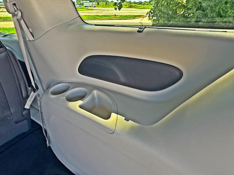Chrysler Pacifica Vehicle Full-screen Gallery Image 14