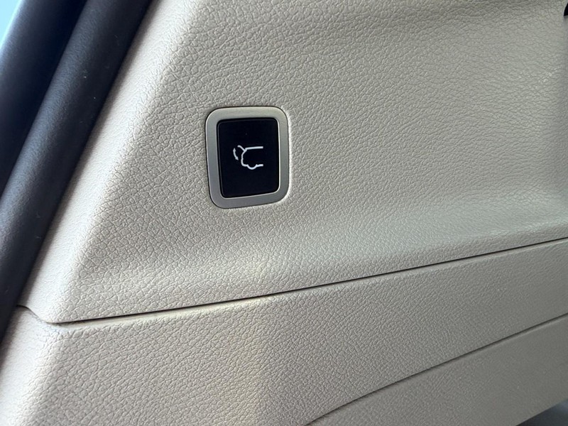 Chrysler Pacifica Vehicle Full-screen Gallery Image 17