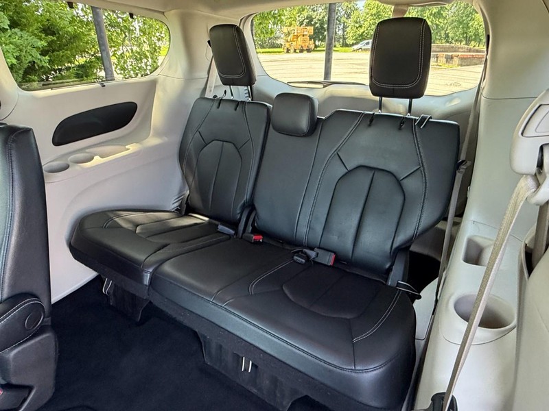 Chrysler Pacifica Vehicle Full-screen Gallery Image 18
