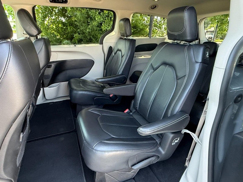 Chrysler Pacifica Vehicle Full-screen Gallery Image 19