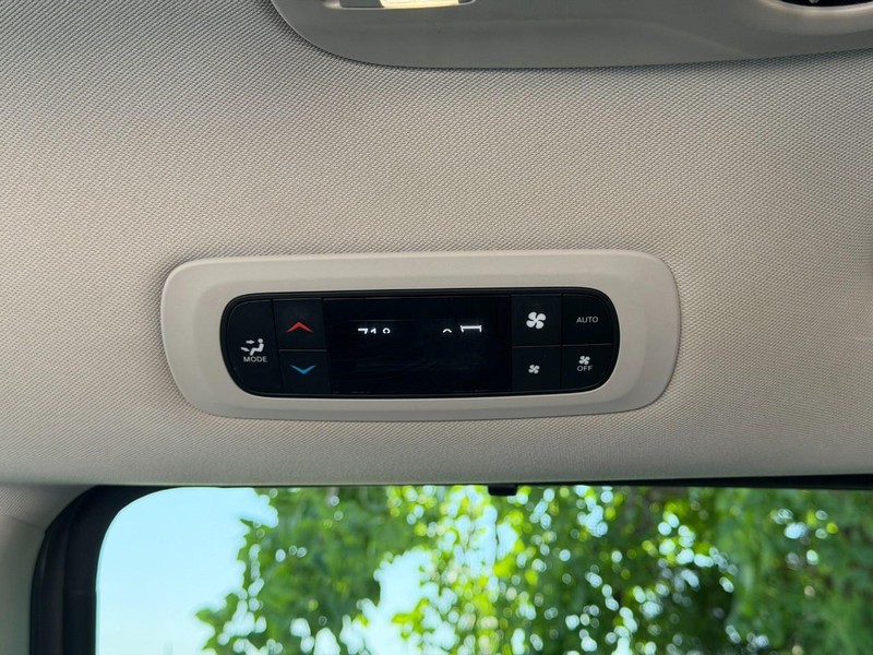 Chrysler Pacifica Vehicle Full-screen Gallery Image 20
