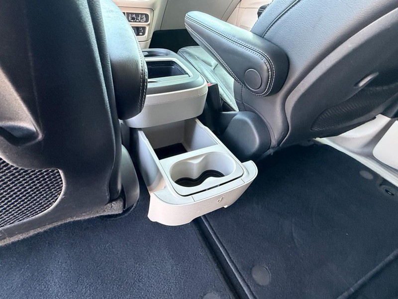 Chrysler Pacifica Vehicle Full-screen Gallery Image 21