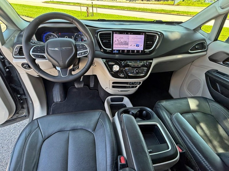 Chrysler Pacifica Vehicle Full-screen Gallery Image 22