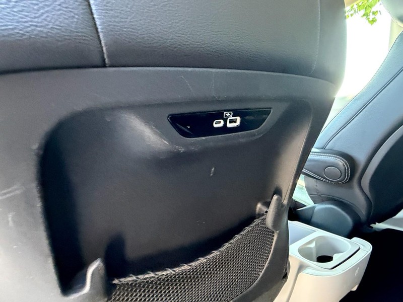Chrysler Pacifica Vehicle Full-screen Gallery Image 23