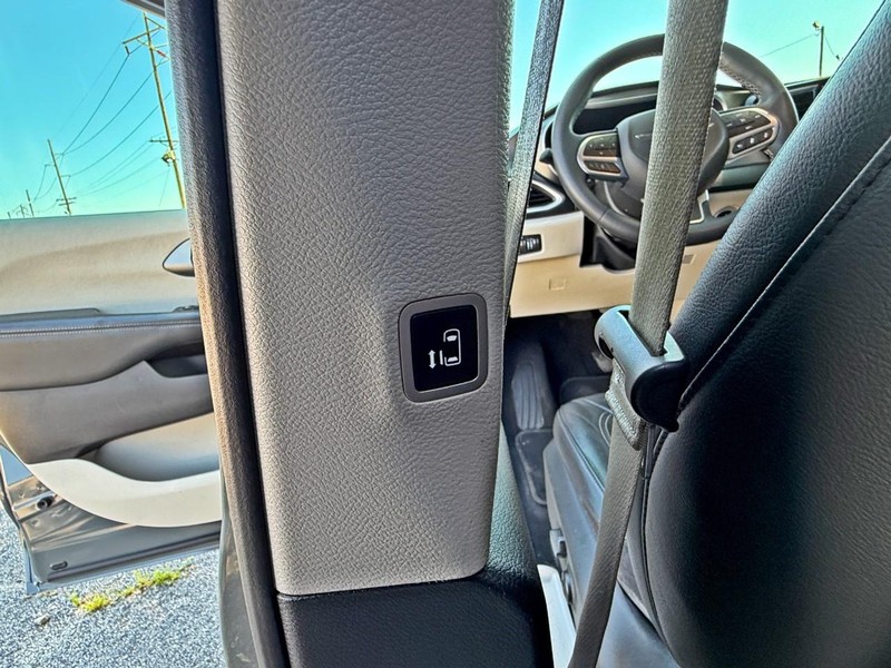 Chrysler Pacifica Vehicle Full-screen Gallery Image 24