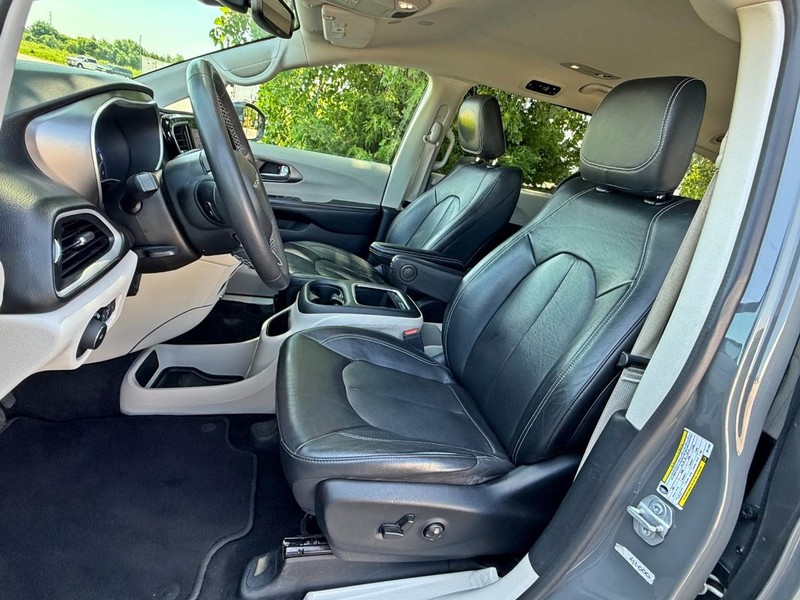 Chrysler Pacifica Vehicle Full-screen Gallery Image 25