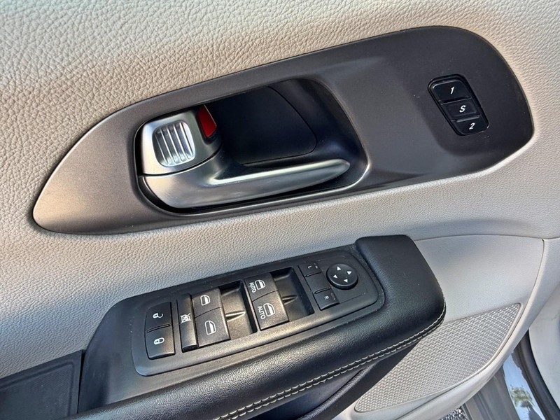 Chrysler Pacifica Vehicle Full-screen Gallery Image 28