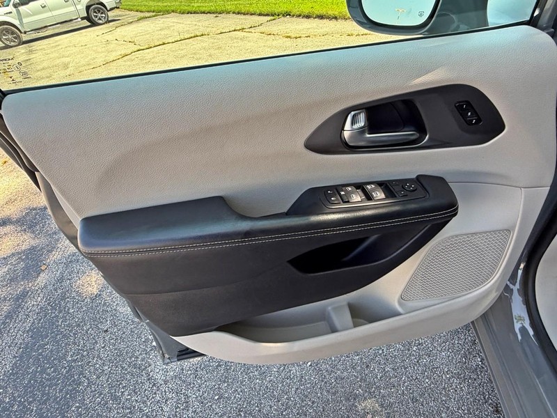 Chrysler Pacifica Vehicle Full-screen Gallery Image 29