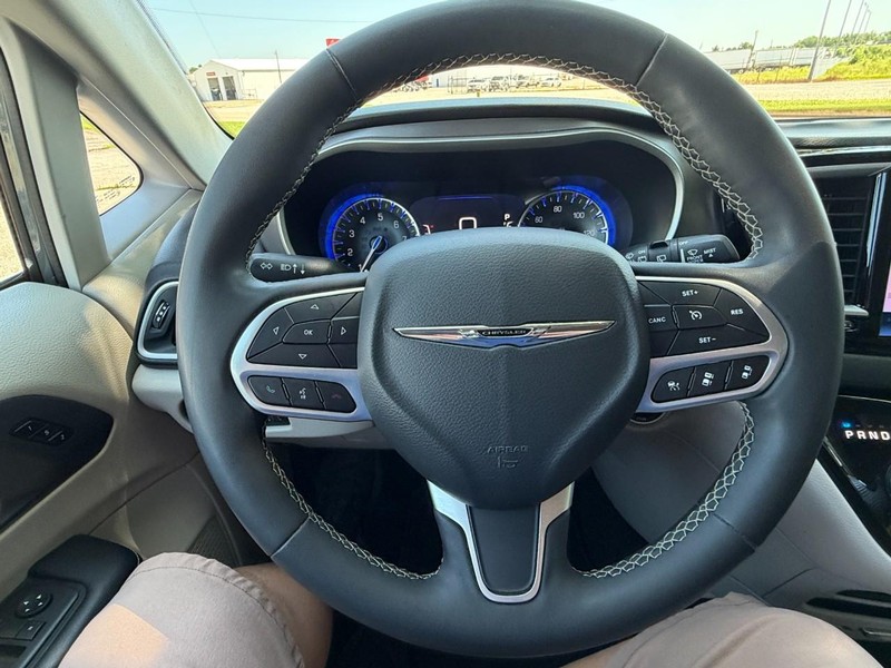 Chrysler Pacifica Vehicle Full-screen Gallery Image 30