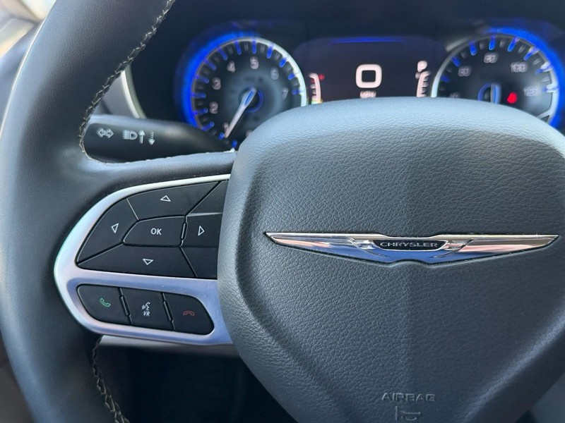 Chrysler Pacifica Vehicle Full-screen Gallery Image 31
