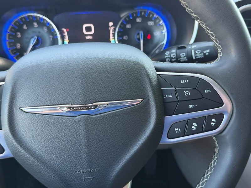 Chrysler Pacifica Vehicle Full-screen Gallery Image 32