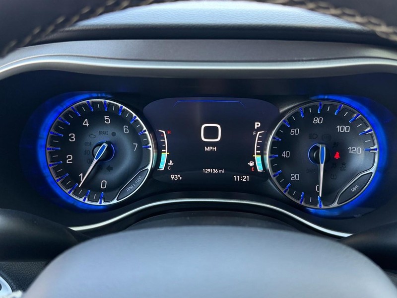 Chrysler Pacifica Vehicle Full-screen Gallery Image 35